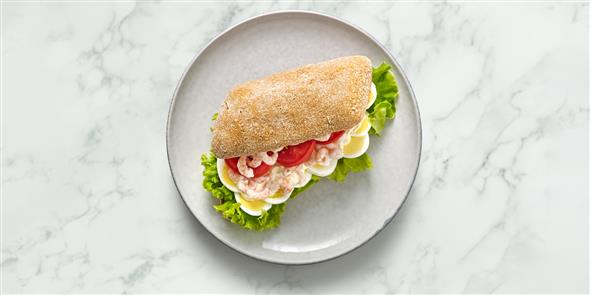 Sandwich med æg og rejer.
